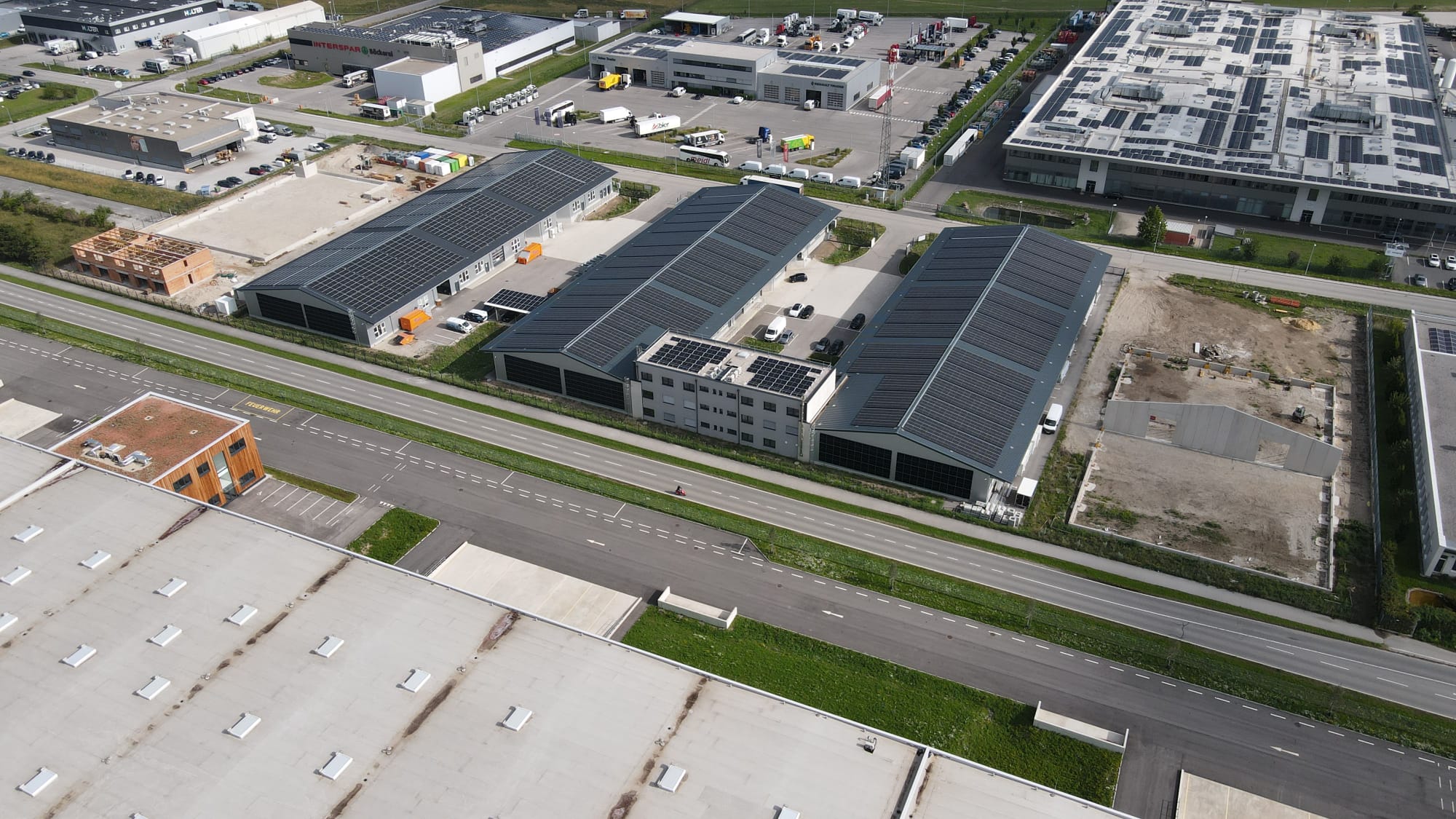 Luftaufnahme des TRC Büro- und Hallengebäudes in Kottingbrunn mit Solarpanels auf dem Dach